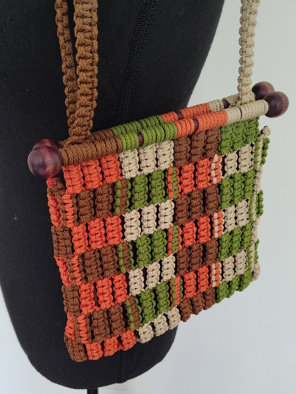 Vintage 1970's Macrame Shoulder Bag With Wooden Rods - Picture 4 of 15